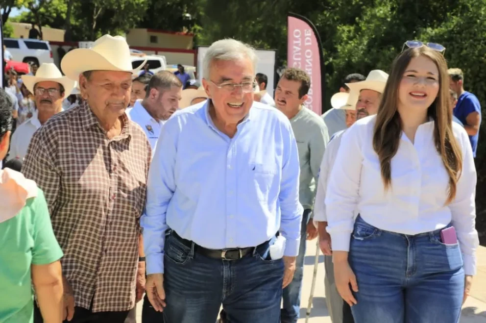 Rubén Rocha se va de gira a su tierra Badiraguato y llega con gran sonrisa entregando obras que prometió