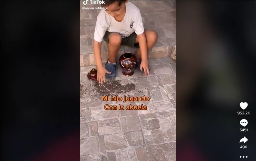 VIDEO: Papá encuentra a niño jugando con las cenizas de su abuela y se vuelve viral en TikTok