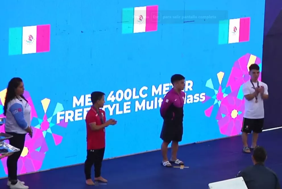 Los hermanos que se ganaron el primero, segundo y tercer lugar en natación