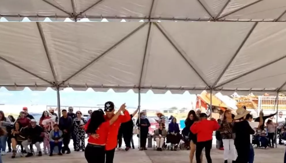 En Chihuahua hacen enorme fila para poder bailar con Elmer tras su éxito en TikTok.