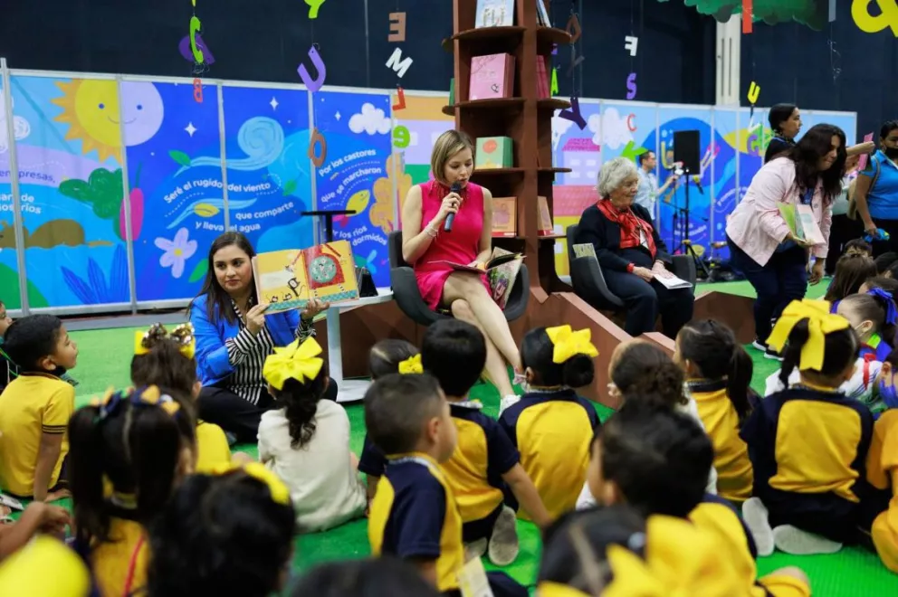 Elena Poniatowska y Mariana Rodríguez fomentan lectura a niñas y niños en FIL Monterrey