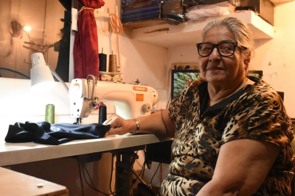 Marcia Ofelia, disfruta mucho realizar su trabajo, repara ropa desde hace ya 10 años. Fotos Lino Ceballos