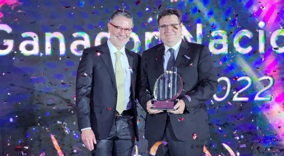 Agustín Coppel, presidente de Grupo Coppel, recibe el galardón nacional EY Entrepreneur Of The Year 2022.