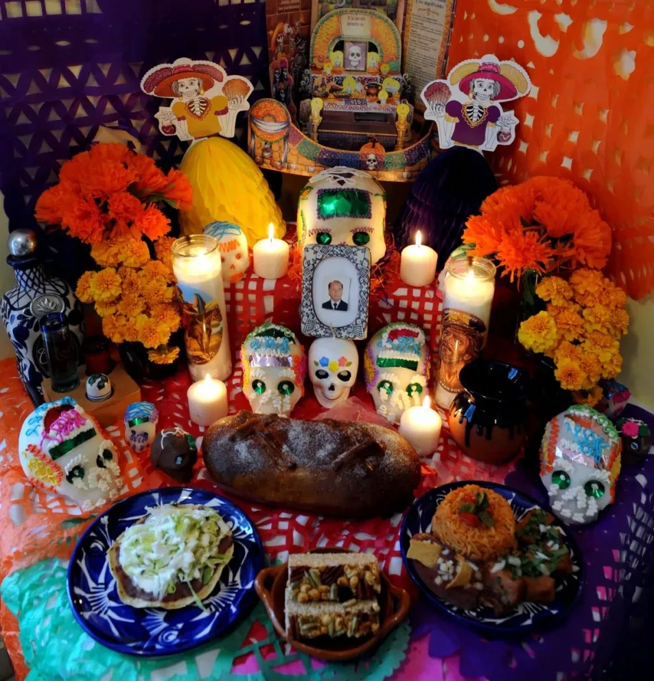 ¿Qué significado tiene el altar de muertos y cuándo se coloca?