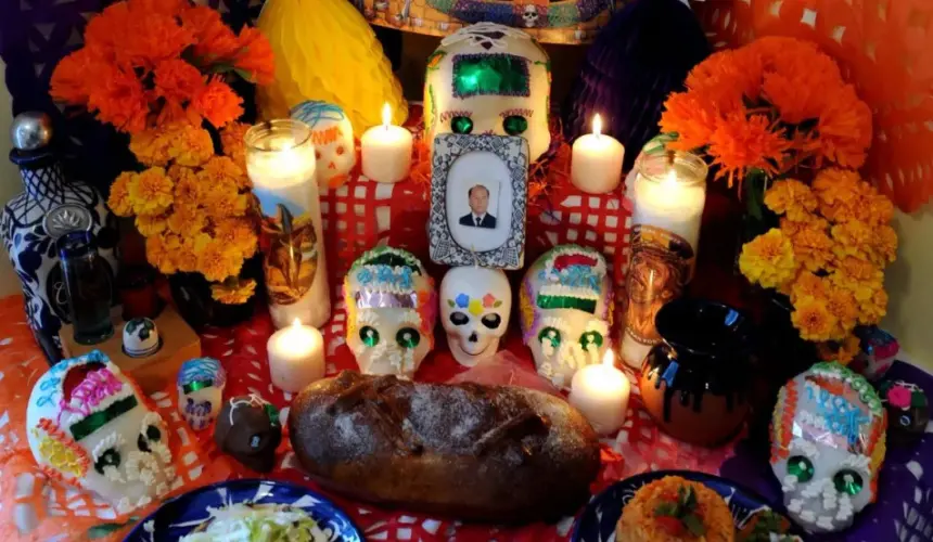 ¿Qué significado tiene el altar de muertos y cuándo se coloca?