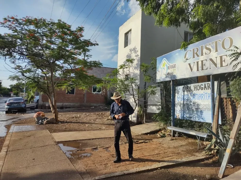 . Algunos de los huéspedes realizan oraciones en la casa hogar. Fotos Juan Madrigal