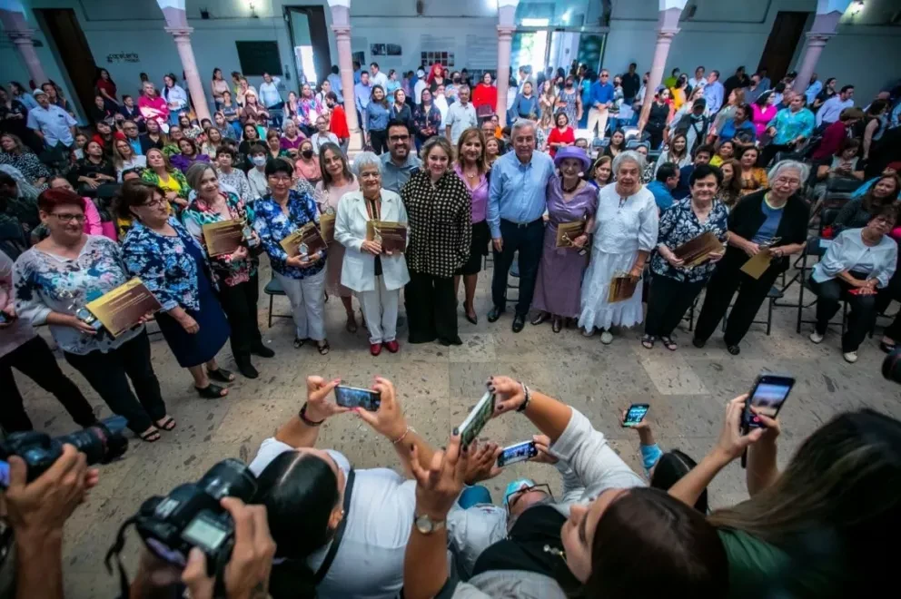 Rubén Rocha da reconocimiento a mujeres pioneras en el servicio público