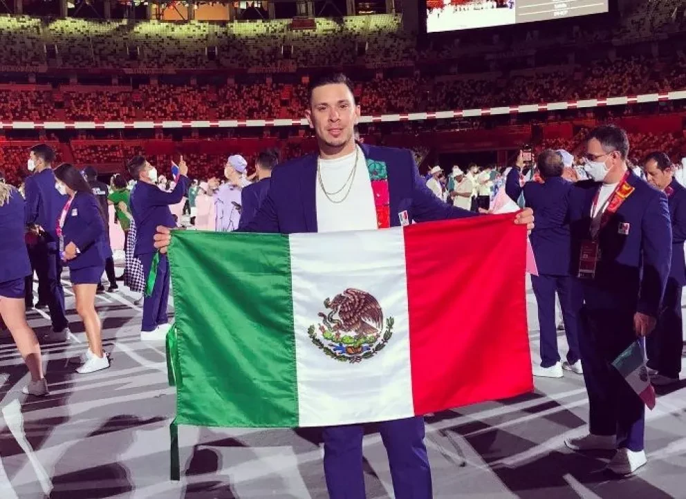 Joey Meneses batea para el premio de novato del año.
