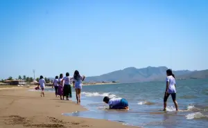 Niñas tarahumaras conocen el mar por primera vez en la Playa El Maviri, en Sinaloa