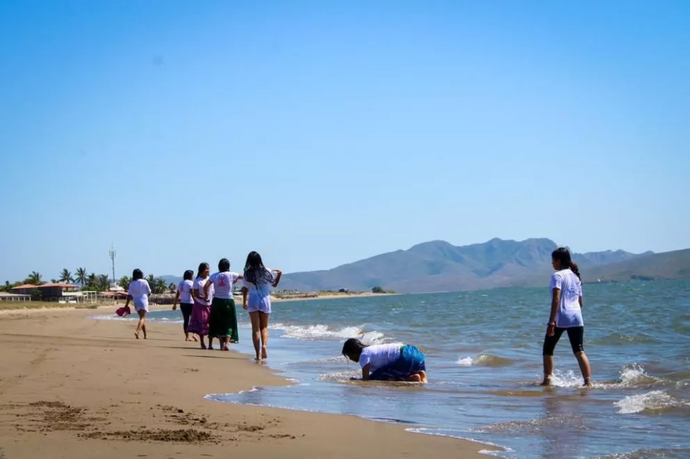 Niñas tarahumaras conocen el mar por primera vez en la Playa El Maviri, en Sinaloa