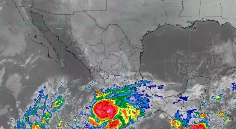 Sus bandas nubosas mantienen el pronóstico de lluvias intensas en Guerrero, muy fuertes en Michoacán y fuertes en Colima, Jalisco y Oaxaca.