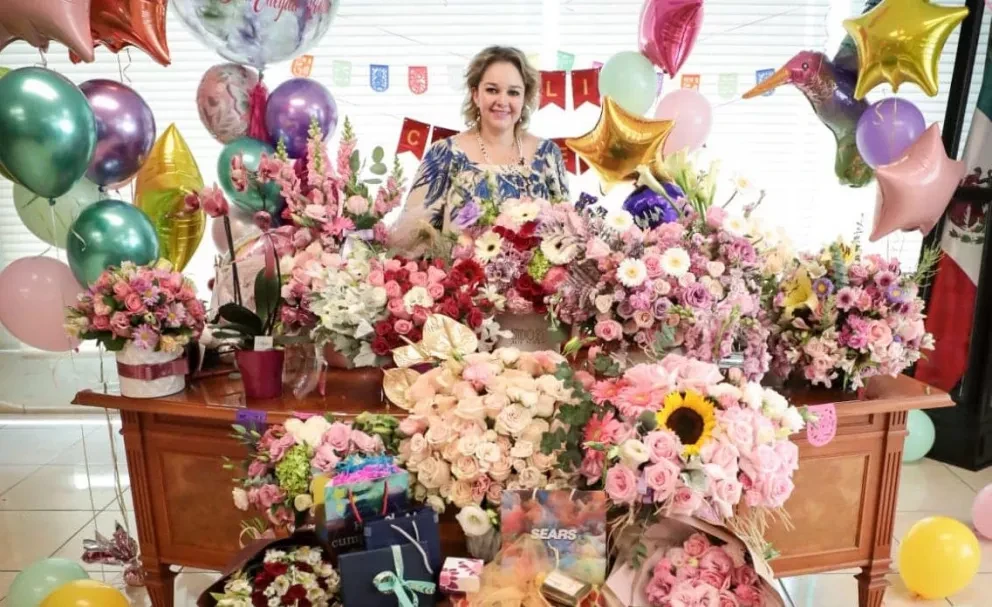 Llenan de flores a Eneyda Rocha, presidenta del Dif de Sinaloa.