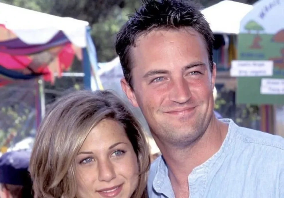 Matthew Perry narra su difícil lucha contra la adicción en libro autobiográfico.
