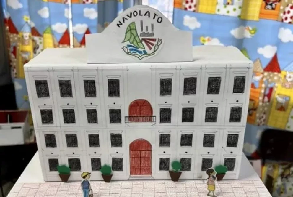 Niña de Navolato elabora maqueta del Palacio Municipal de Navolato y enamora a todos con su gran trabajo.