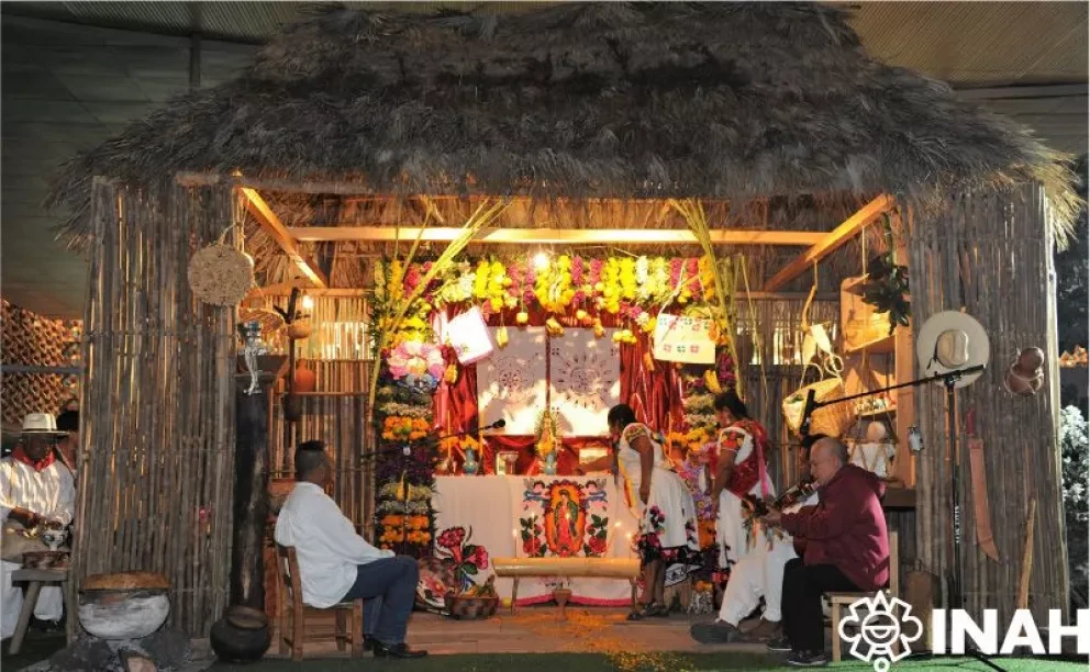 Nahuas de Chicontepec, Veracruz, colocan altar de muertos y recrean el Xantolo en el Museo Nacional de Antropología.