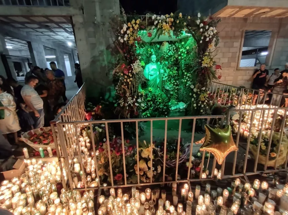 Así fue el hermoso festejó a San Judas Tadeo en Culiacán, Sinaloa, cientos de veladoras y arreglos de flores adornaron el templo Fotos: juan Madrigal.