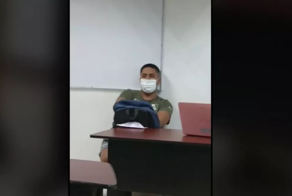 Viral vídeo de TikTok muestra a jóvenes juntando dinero y útiles para ayudar a un compañero que fue asaltado.