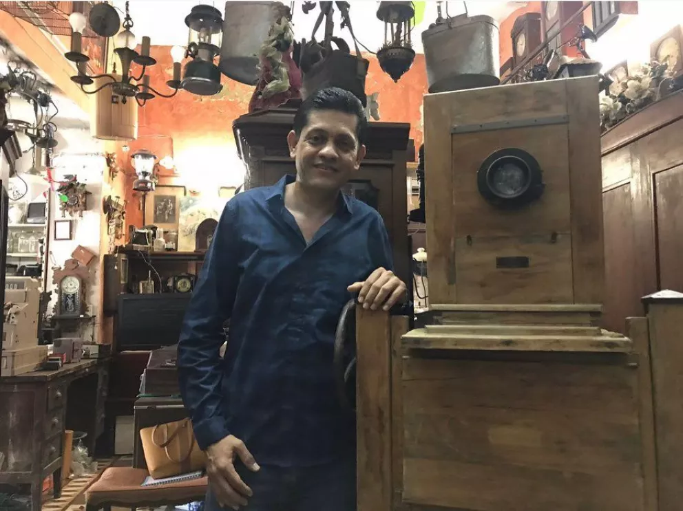 Desde hace 25 años, Enrique Guadiana se ha dedicado a conservar el pasado, en su tienda poco usual en Culiacán. Fotos: Azucena Manjarrez.