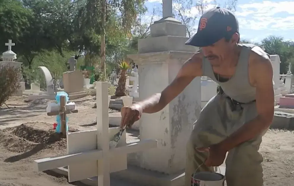 Joaquín tiene toda una vida cuidando a los muertos