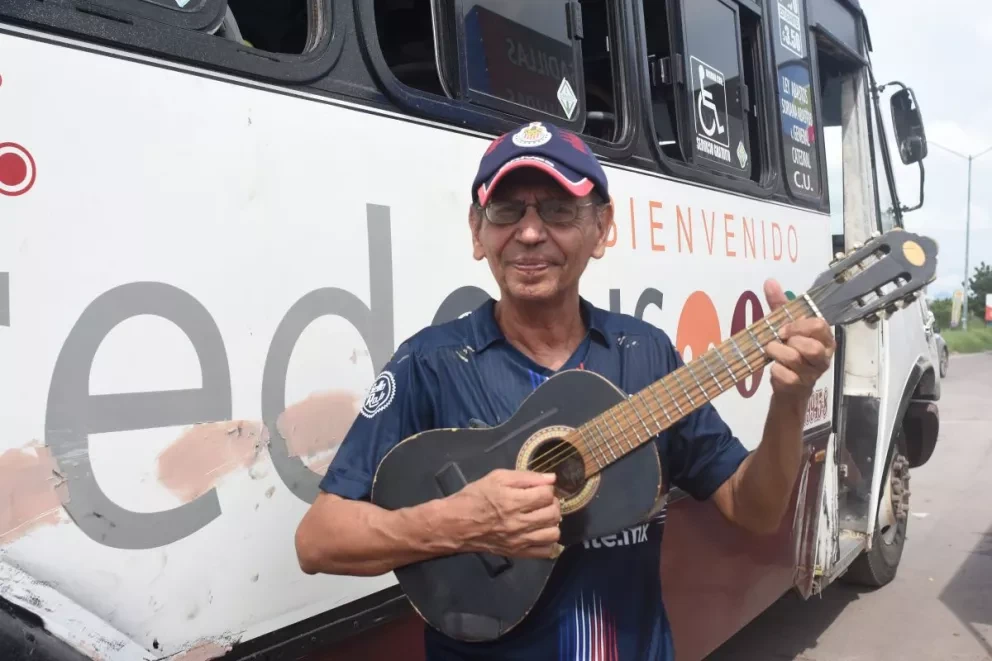 Con talento e ingenio, “Chicharito” hace reír a todos a bordo de los camiones de Culiacán