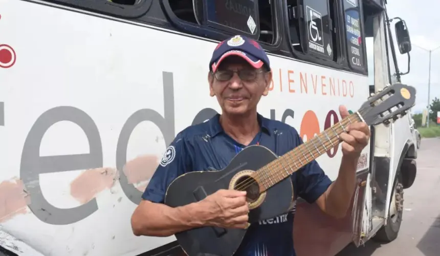 Con talento e ingenio, “Chicharito” hace reír a todos a bordo de los camiones de Culiacán