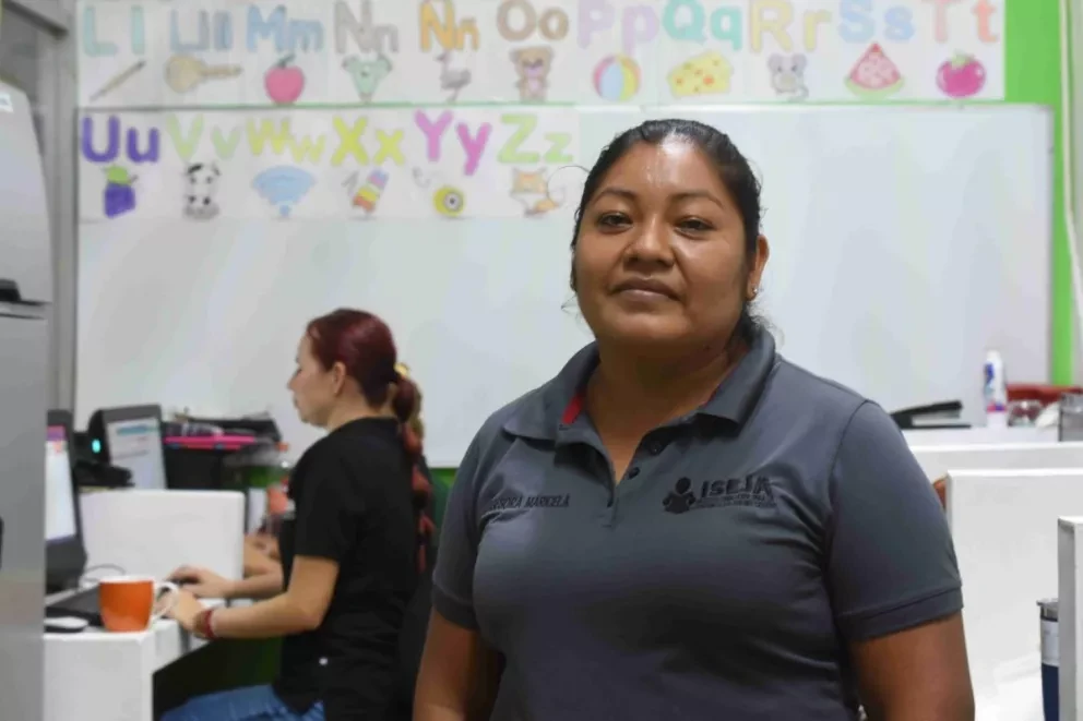 Marisela Ramírez es la maestra de los migrantes sin escuela