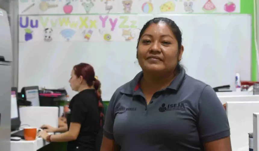 Marisela Ramírez es la maestra de los migrantes sin escuela 