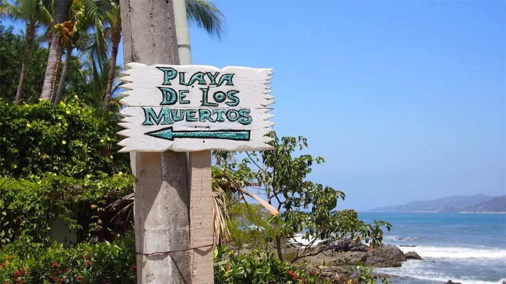 Conoce Los Muertos, la playa a la que llegas atravesando un panteón