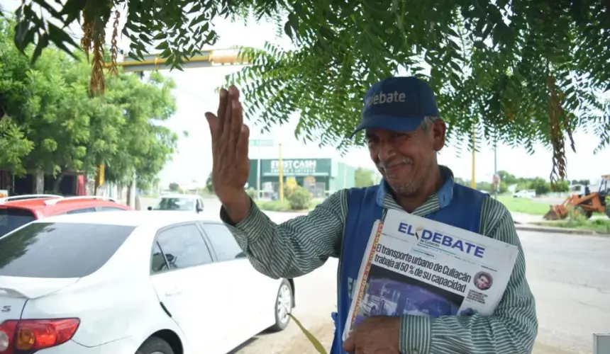 Con sus periódicos y un saludo ferviente Antonio se ha convertido en un ícono para los habitantes de Barrancos