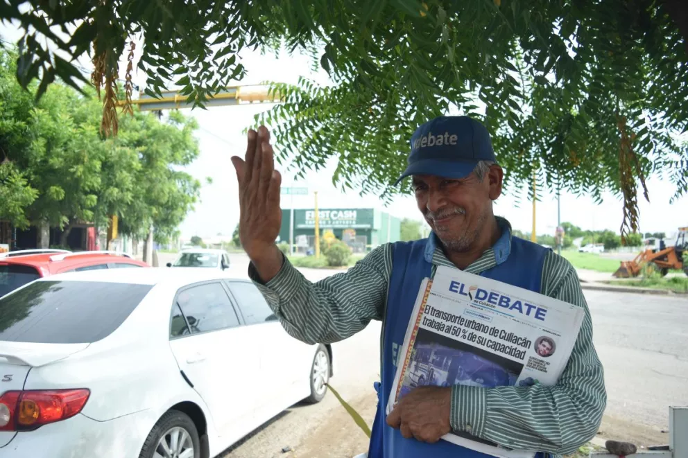 Con sus periódicos y un saludo ferviente Antonio se ha convertido en un ícono para los habitantes de Barrancos