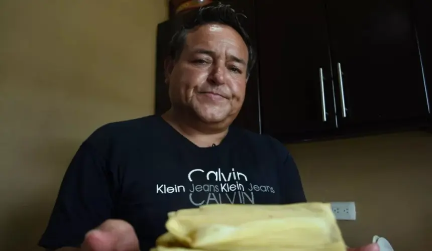 Carlos Manuel hace tamales para darle sabor a la vida