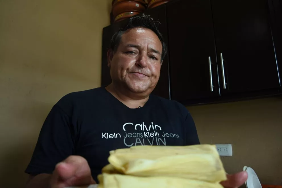 Carlos Manuel hace tamales para darle sabor a la vida