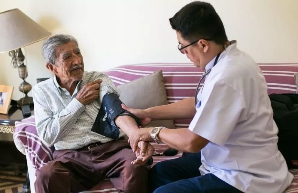 ¿Cómo puedo solicitar atención médica domiciliaria del IMSS?