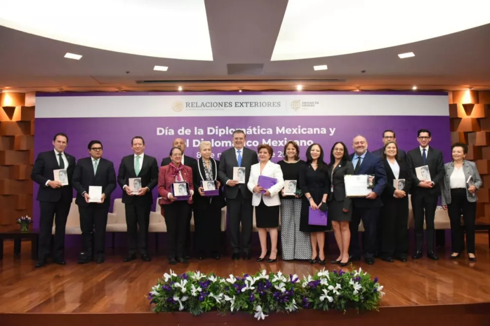 Gobierno de México reconoce a diplomáticas y diplomáticos mexicanos por su labor a favor del país.