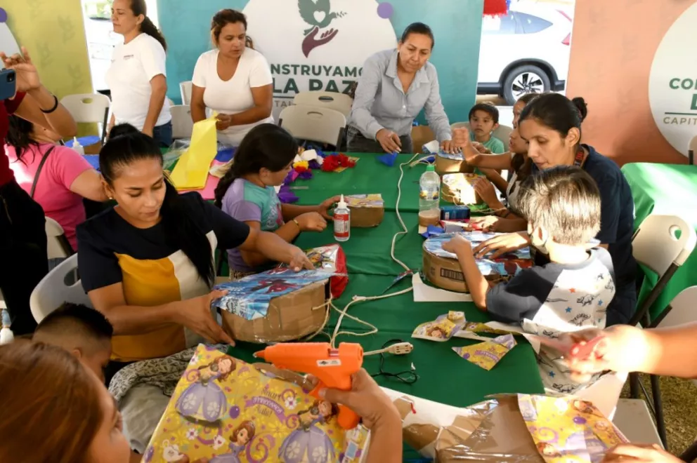 No pierdas el tino. En Culiacán imparten taller de elaboración de piñatas en el programa Construyamos la Paz