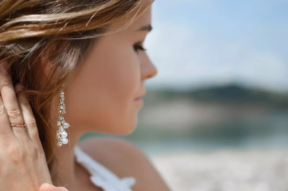 Por qué se te caen los aretes cuando estás con él, conoce el significado de esta superstición viral en Facebook y TikTok