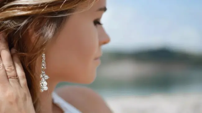 Por qué se te caen los aretes cuando estás con él, conoce el significado de esta superstición viral en Facebook y TikTok