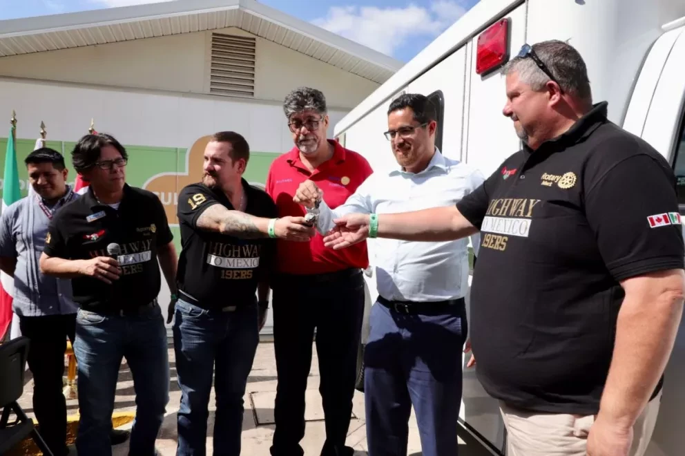 Rotary Club Canadá dona una ambulancia para el sector salud de Sinaloa.