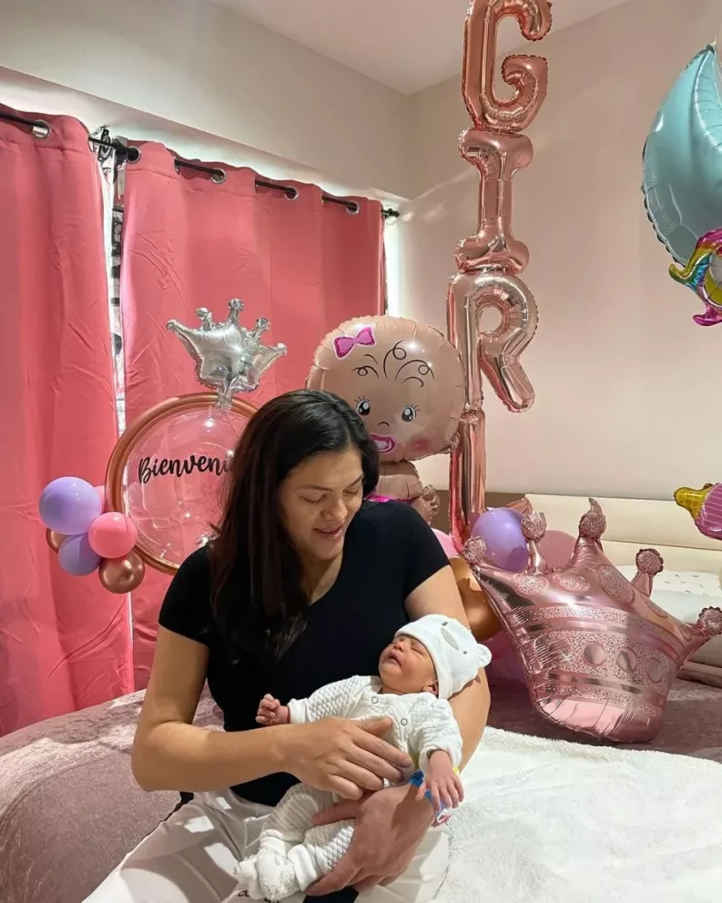 María del Rosario Espinoza da la bienvenida a su hija María Jannet