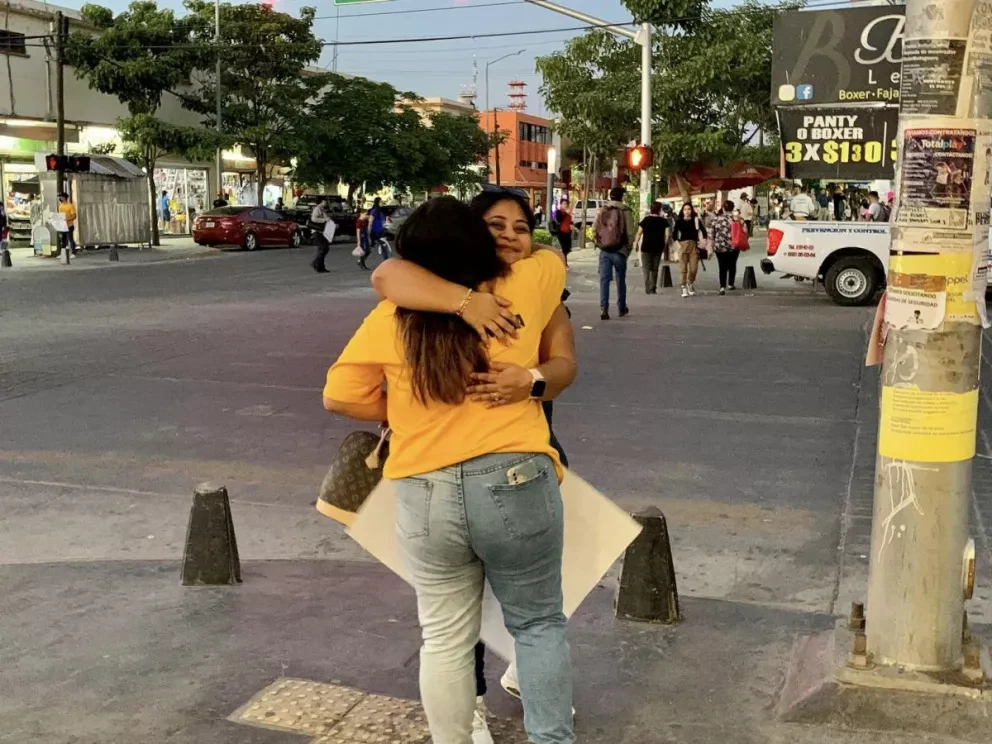 ¿Tuviste un mal día? Dame un abrazo Jóvenes regalan abrazos en el centro de Los Mochis