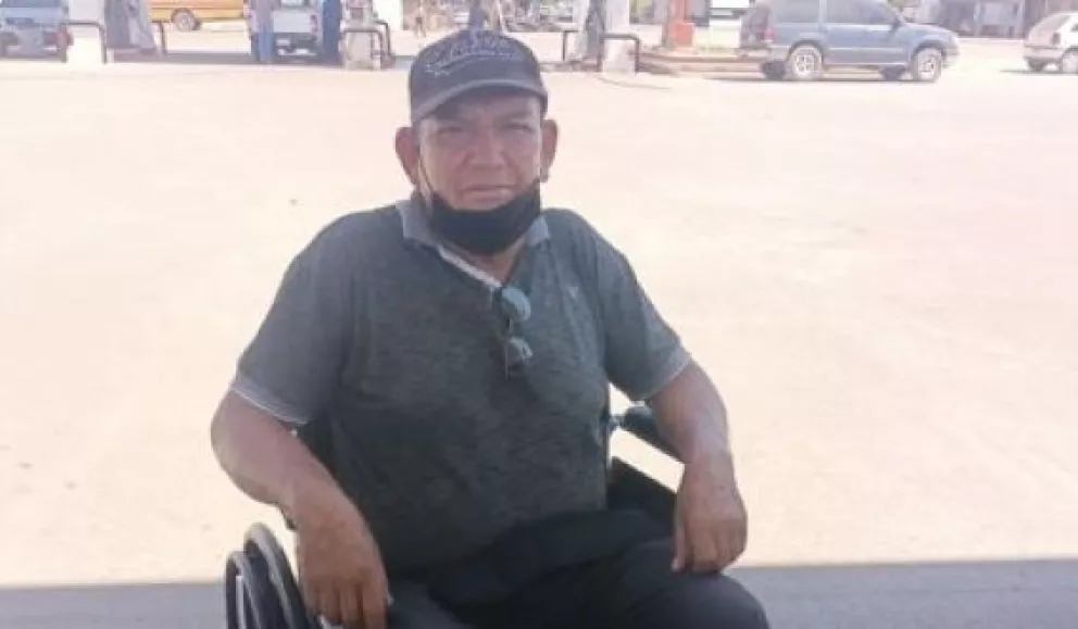 Margarito Zúñiga disfruta de su silla de ruedas donada por el DIF