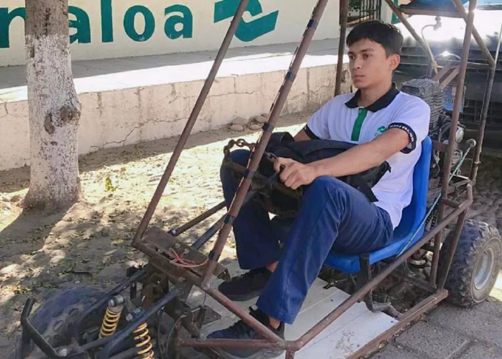 Joven crea su propio vehículo para transportarse a su escuela en El Fuerte, Sinaloa