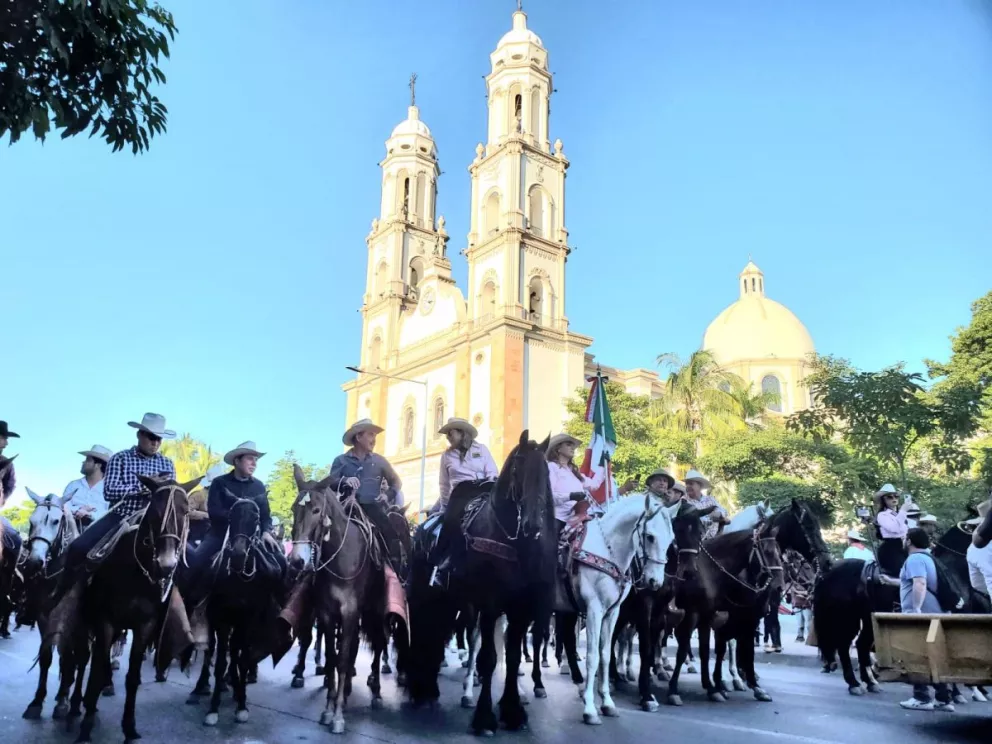 Así fue la majestuosa cabalgata en Culiacán; con ello arranca La Expo Feria Sinaloa 2022.