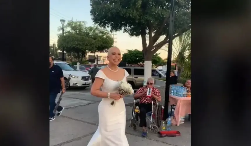 Boda en la iglesia de La Lomita se vuelve viral, cuando un señor en silla de ruedas toca la marcha nupcial .