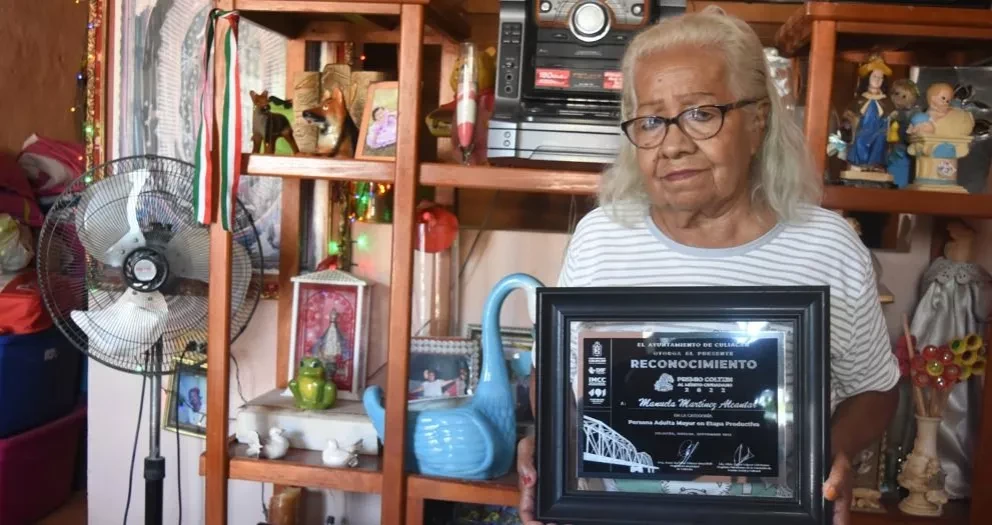 Manuelita, es una mujer muy trabajadora, además de empacar productos en el supermercado en su hogar vende peluches. Fotos: Lino Ceballos