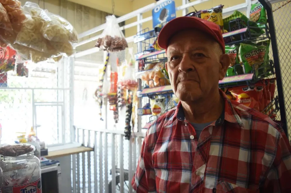 Con alegría, Don Tomás, endulza la vida de los habitantes de La Palma