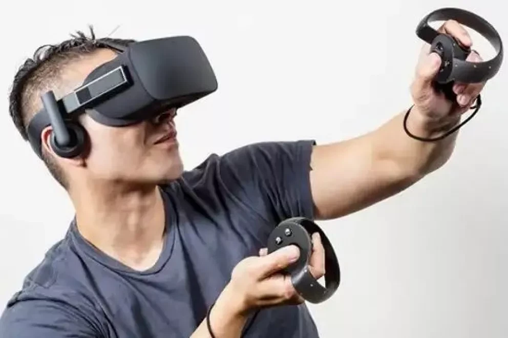 El usuario requiere ponerse un casco o lentes para iniciar con la simulación
