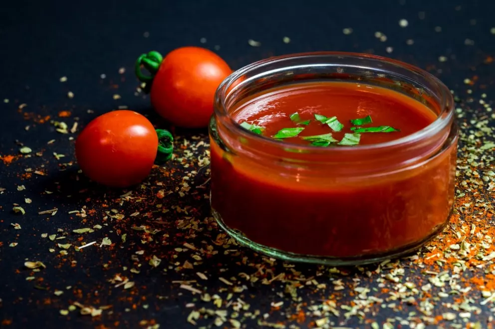 Antes de adquirir una salsa de tomate cátsup revisa el envase no tenga ningún deterioro y además verifica su fecha de caducidad. Foto: Dennis Klein