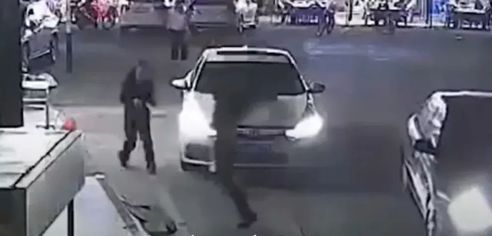 Hombre le salva la vida a un niño que caía de un edificio de 15 metros.