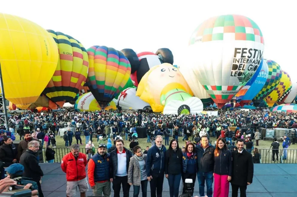 El secretario de Turismo del Gobierno de México, Miguel Torruco , y el gobernador de Guanajuato, Diego Sinhue Rodríguez , encabezaron la inauguración de la vigésima primera edición del Festival Internacional del Globo (FIG) en la ciudad de León.